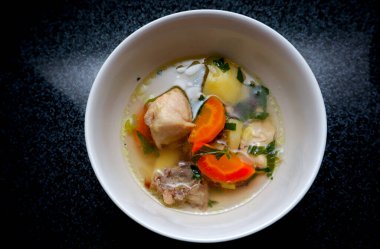 Havuçlu ve patatesli tavuk çorbası, Endonezya yemeği, sağlıklı ve lezzetli. Beyaz seramik tabakta servis edilmiş. fotoğraf yukarıdan