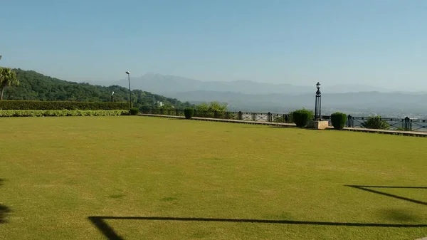 Hermoso Paisaje Desde Jardín Verde Con Vista Montaña —  Fotos de Stock