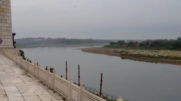 Hindistan, Agra 'daki Taj Mahal' in arkasından nehir manzarası.