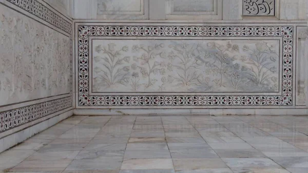 Hindistan 'ın Agra şehrinde Taj Mahal' de mermer duvarlar üzerinde ünlü antik sanat eserleri.