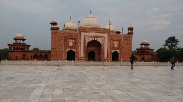 Hindistan 'da Taj Mahal yakınlarındaki Agra' daki eski ünlü anıt.