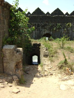 Hindistan, Maharashtra 'daki Alibag kalesi ve eski taş kalesi.