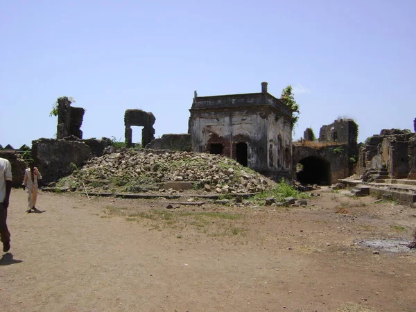 Hindistan 'da Maharashtra' da Alibag 'deki eski taş kale parçaları.