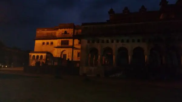 Turistin Hindistan 'daki Babina' da Orcha 'yı ziyaret etmesi için ışıklandırılmış eski antik bir anıt.