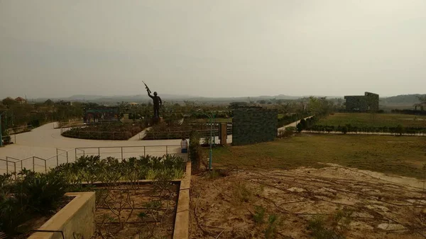 印度Bhuj的旅游胜地 有很大的花园和士兵雕像 — 图库照片