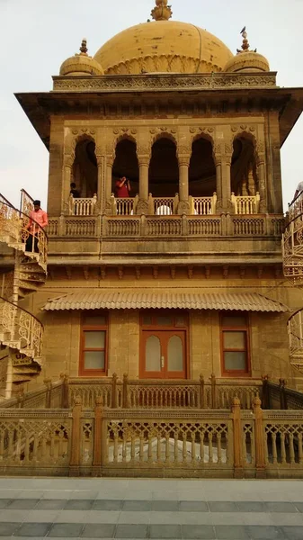 Hindistan 'ın Bhuj kentindeki turistler için bir anıt olarak güzel bir saray