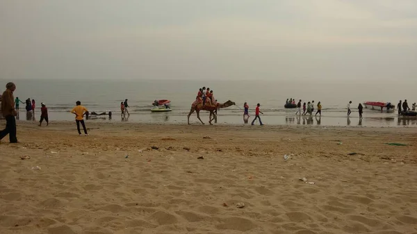 Άνθρωποι Απολαμβάνουν Στην Παραλία Στο Mandvi Στο Bhuj Της Ινδίας — Φωτογραφία Αρχείου