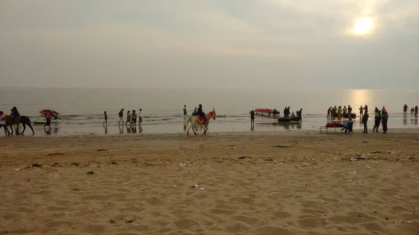 Mensen Aan Het Strand Bij Zonsondergang Bhuj India — Stockfoto