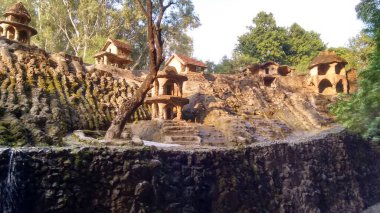 Hindistan 'daki kaya bahçesinde turistler için taş sanat ve taş yapı.