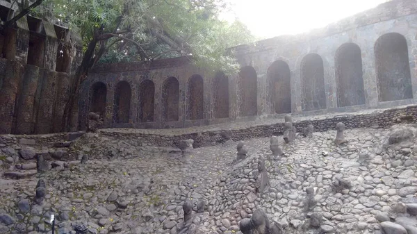 Hindistan 'daki kaya bahçesinde taş sanat, yapı ve taş duvar.