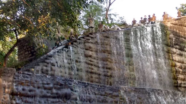 観光客のためのインドのロックガーデンの石の壁に滝 — ストック写真
