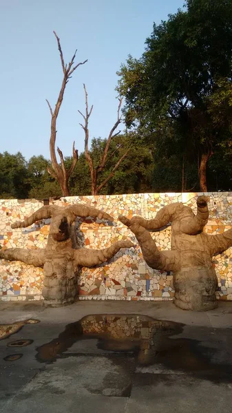 Hindistan 'daki kaya bahçesinde taş sanat ve heykeller.