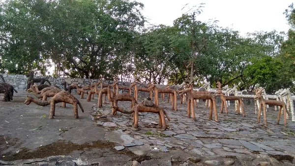 Hindistan 'daki kaya bahçesinde taş sanat ve hayvan heykelleri.