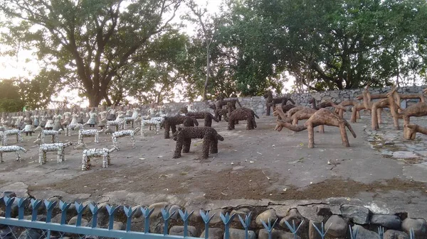 Hindistan 'da kaya bahçesinde taş sanat
