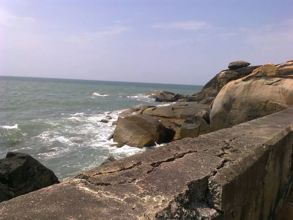 Schöne Aussicht Auf Das Meer Mit Meereswellen Die Die Steine — Stockfoto