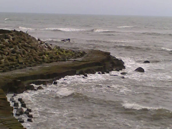 在印度果阿附近的海面上漂浮着岩石和海浪 — 图库照片