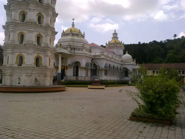 Schöner Weißer Hindutempel Mit Grünen Bäumen Hintergrund Und Blauem Himmel — Stockfoto