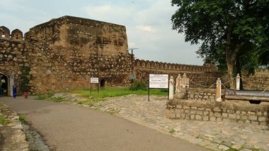 Hindistan 'da eski bir taş kalede eski bir taş anıt.