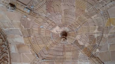 Hindistan 'da bir kalenin içindeki çatıda güzel dairesel dekoratif tasarım.