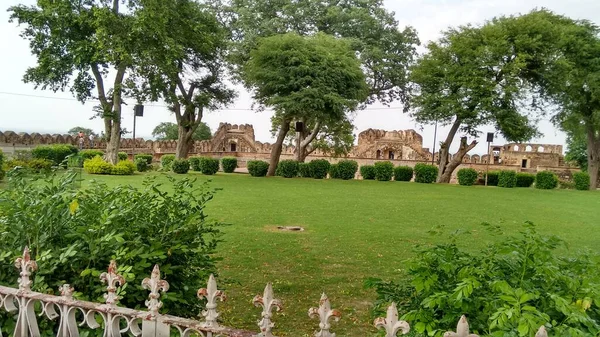 Gran Fortaleza Muro Piedra Con Árboles Verdes Jardín India —  Fotos de Stock