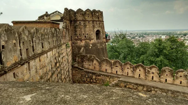 Hindistan 'daki eski taş kale ve kale. Şehir manzaralı.