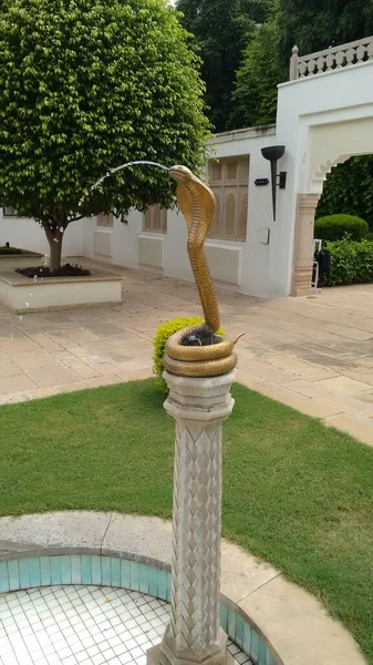 印度一个旅游胜地的眼镜蛇图案装饰水泉 — 图库照片