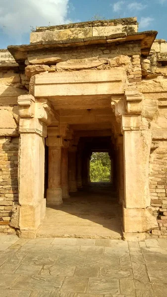 Krásná Stará Starobylá Kamenná Památka Kamennými Pilíři Památníku Pevnosti Gwalior — Stock fotografie