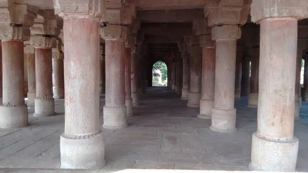 Schöne Ansicht Einer Reihe Von Säulen Einem Steinmonument Gwalior Indien — Stockfoto