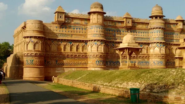 Όμορφη Καλά Διατηρημένο Φρούριο Gwalior Διακοσμητικά Εξωτερικούς Τοίχους Και Τρούλους — Φωτογραφία Αρχείου