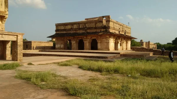 インドの柱のある砦の上にある古い強い石の記念碑 — ストック写真