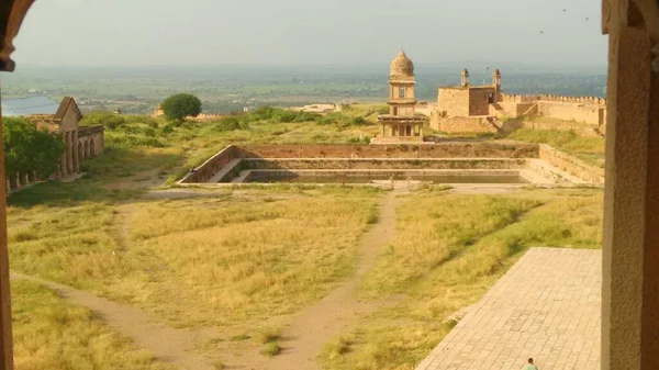 印度的水塘 古建筑和圆顶堡垒顶上的纪念碑全景 — 图库照片