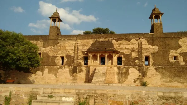 Hindistan Kubbeleri Dekoratif Girişi Olan Kalenin Güzel Manzarası — Stok fotoğraf