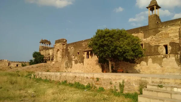 Hindistan 'da kubbeli eski antik anıtın güzel panoramik manzarası.