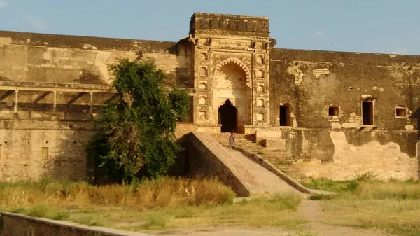 Bonita Vista Del Antiguo Monumento Antiguo Con Puerta Entrada Decorativa — Foto de Stock