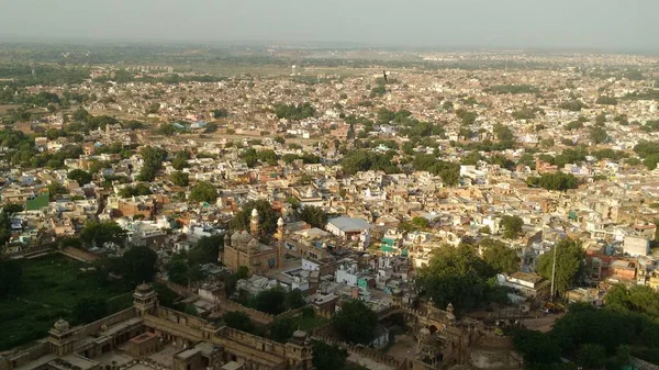 Hindistan 'daki kalenin tepesinden Gwalior şehrinin güzel panoramik manzarası.