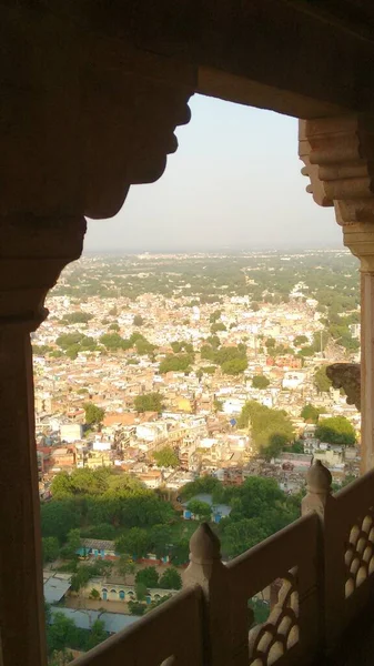 Hindistan 'ın en tepesindeki kale galerisinden Gwalior şehrinin güzel panoramik manzarası.
