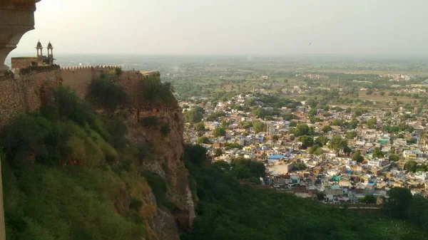 Hindistan 'daki kalenin tepesinden Gwalior şehrinin güzel panoramik manzarası.
