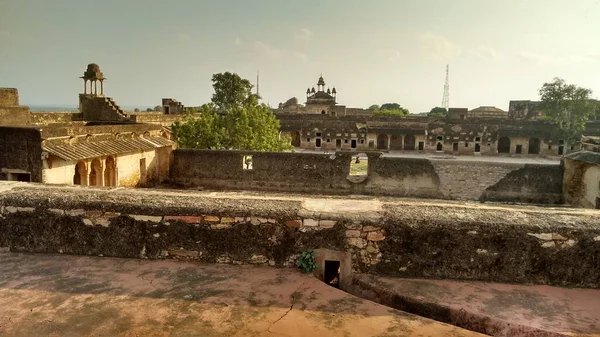在印度 从城堡顶部俯瞰古老的纪念碑 有穹顶 古老的建筑和城墙 — 图库照片