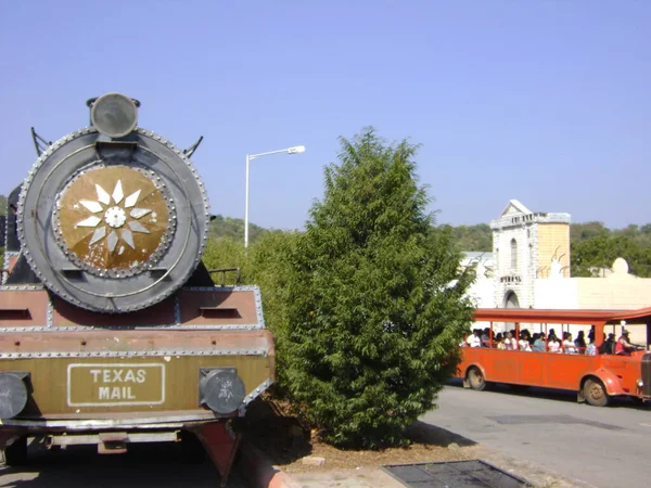 Tren motoru modeli ve otobüsteki insanlarla dolu eğlence parkı.