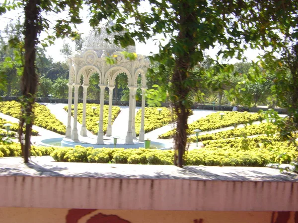 White Artistic Structure Garden Park Trees — Stock fotografie