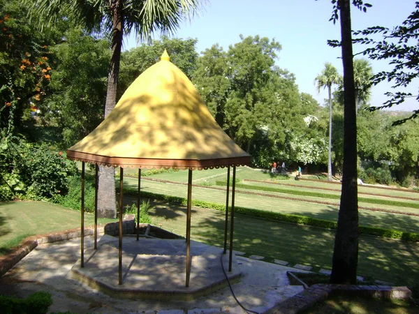 Estrutura Bonita Dentro Parque Com Árvores Verdes — Fotografia de Stock