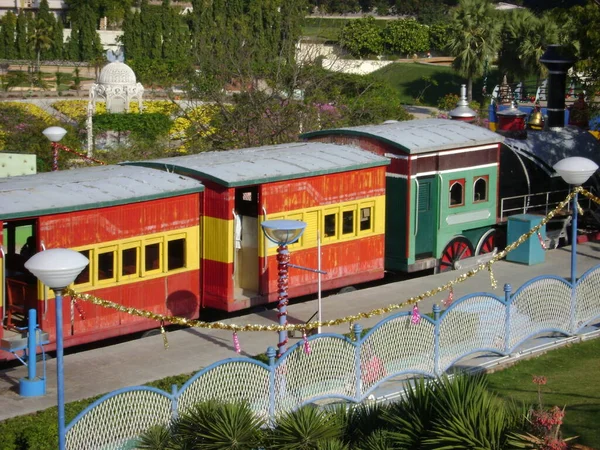 Parkta Motorlu Motorlu Güzel Bir Tren Modeli — Stok fotoğraf