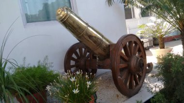 Süs olarak tekerlekleri olan güzel antika bir kanon.