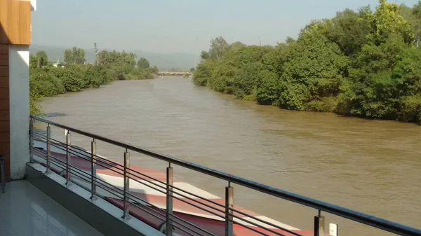 Flowing River Standing Platform Green Trees Both Banks River —  Fotos de Stock