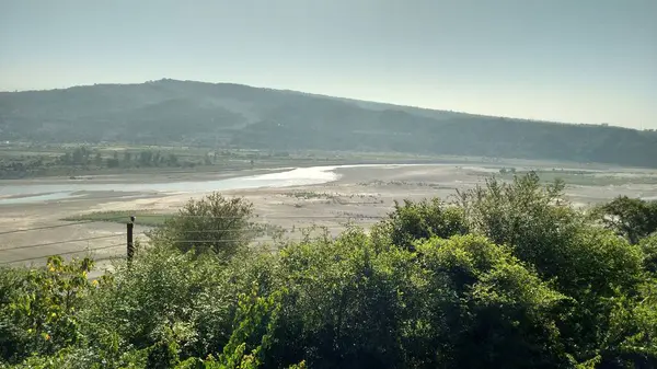 Yeşil ormanlı dağ manzaralı güzel panoramik nehir manzarası