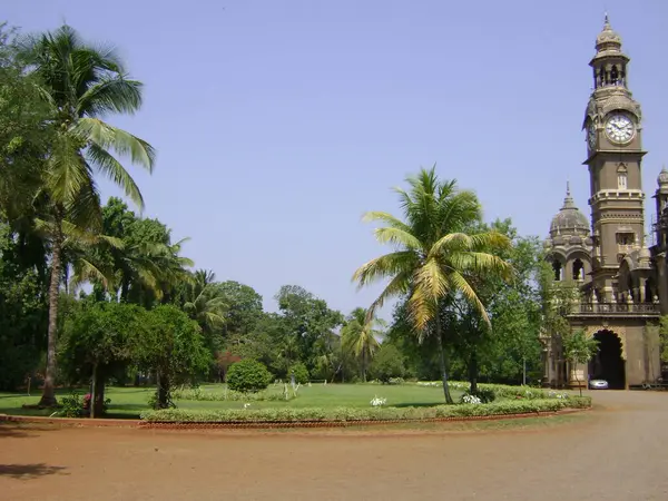 印度一座有钟表和漂亮花园的宫殿的美丽风景 以及接近的道路 — 图库照片