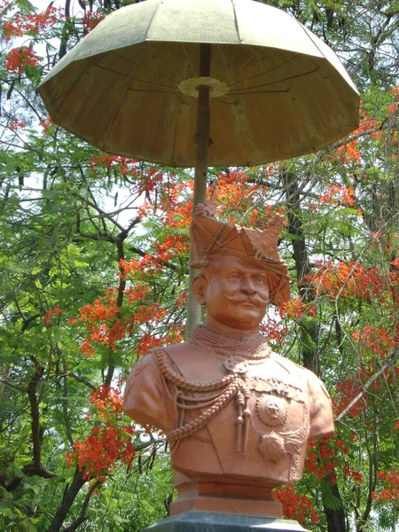 Hermosa Estatua Piedra Guerrero Con Paraguas Las Afueras Monumento India — Foto de Stock