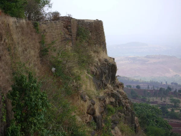 Όμορφη Θέα Ενός Φρουρίου Και Επικλινείς Τοίχους Βουνά Στο Παρασκήνιο — Φωτογραφία Αρχείου