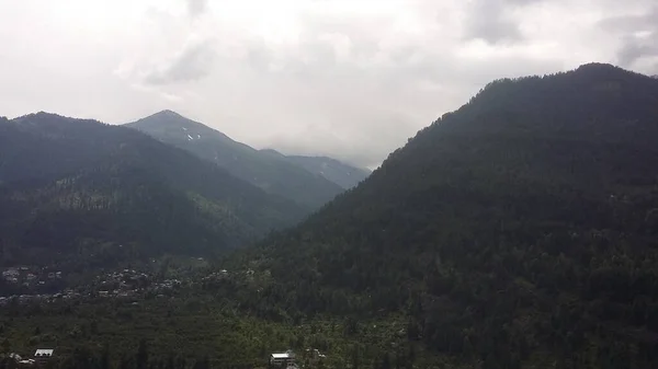 Piękny Widok Pasma Górskie Dolinę Lasem Zboczach Gór Manali Indiach — Zdjęcie stockowe