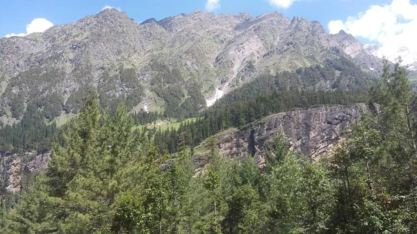 在印度 山顶美丽的风景 白云笼罩着天空 — 图库照片